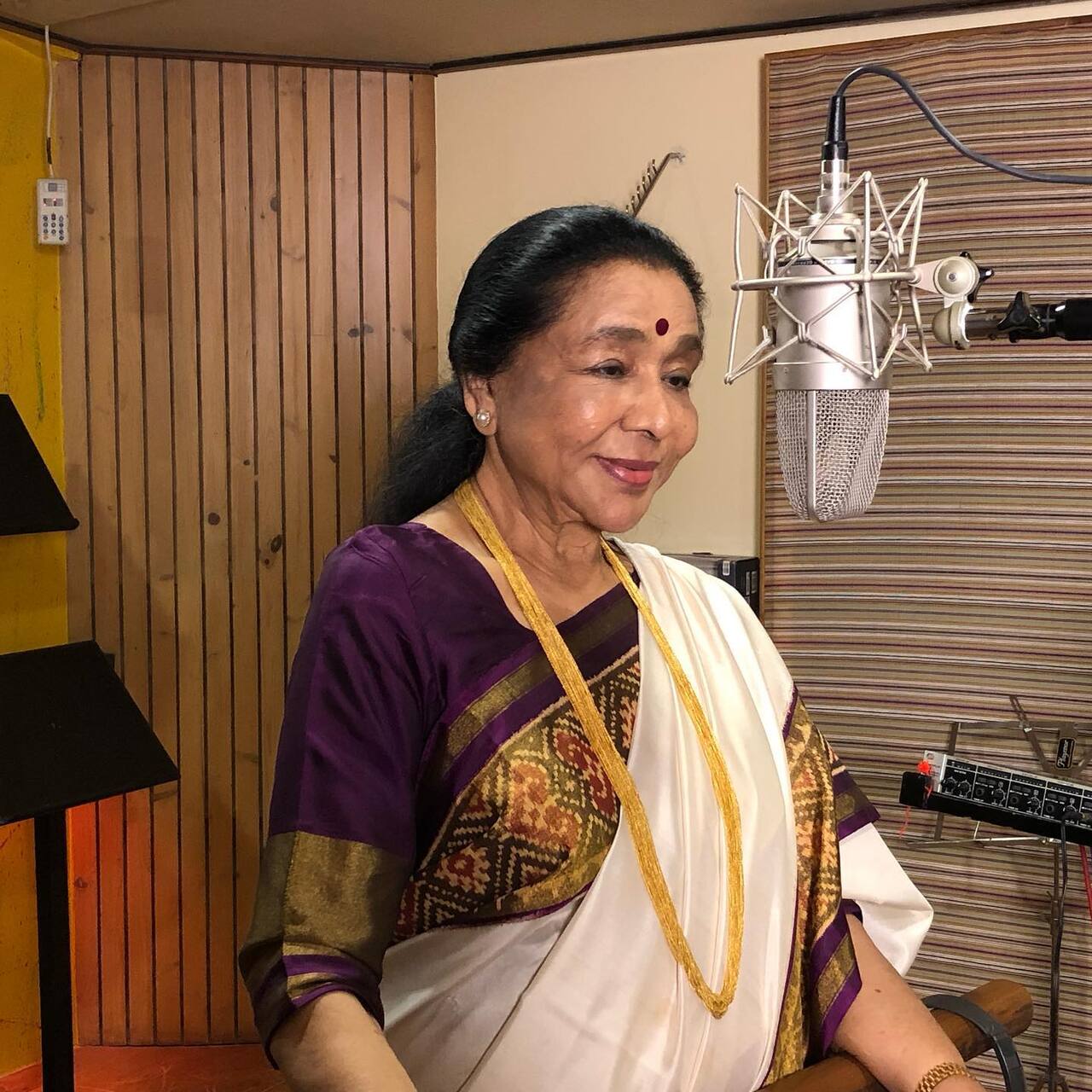 Legendary singer Asha Bhosle interacted with spiritual leader Ravi Shankar and criticised women who thought of childbearing as a burden. Asha Bhosle said, “Nowadays, women think childbearing is a burden. It’s perhaps a reality in the lower strata of society. But even the middle and higher class. I started working as a playback singer at the age of 10. During this time, I had three children, raised them, married them off and now have grandchildren.